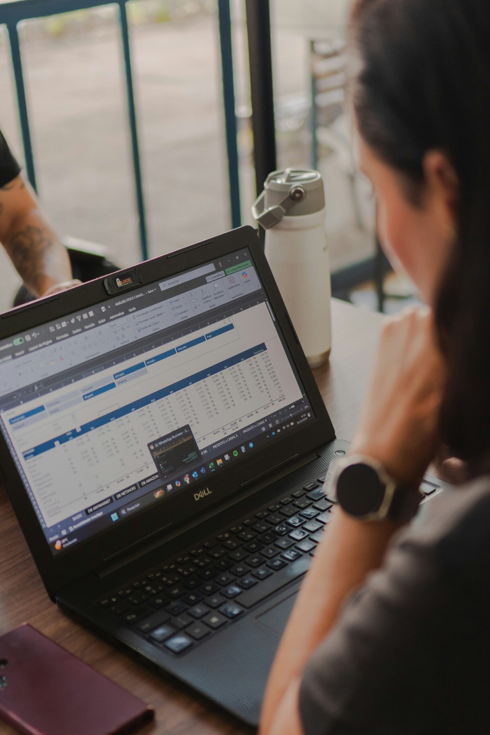 Especialista de PPC revisando campañas y presupuesto en una laptop