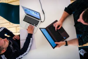 Equipo trabajando con laptops en una mesa (campañas y optimización)