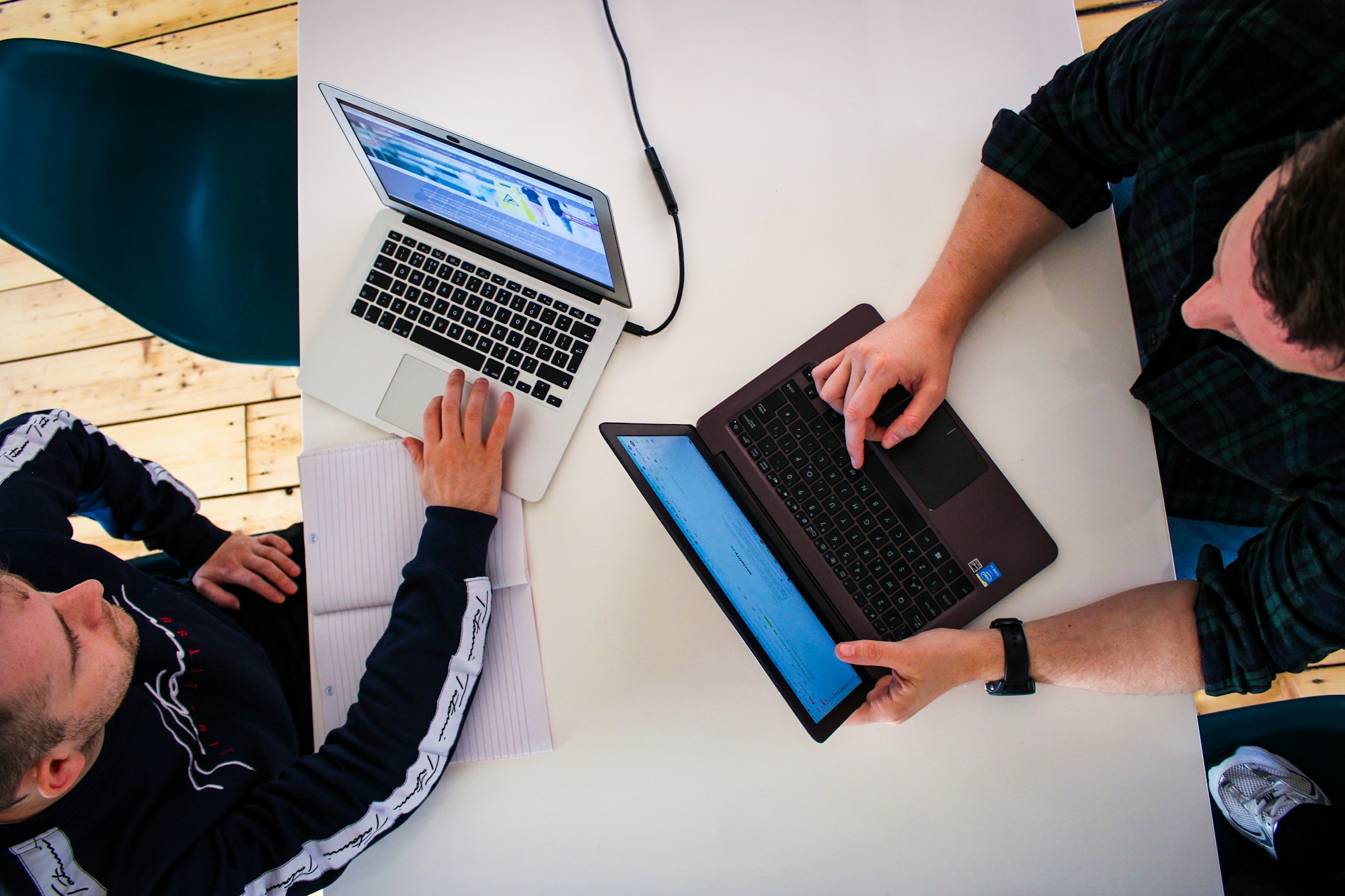 Especialista de anuncios revisando campañas y resultados en una computadora