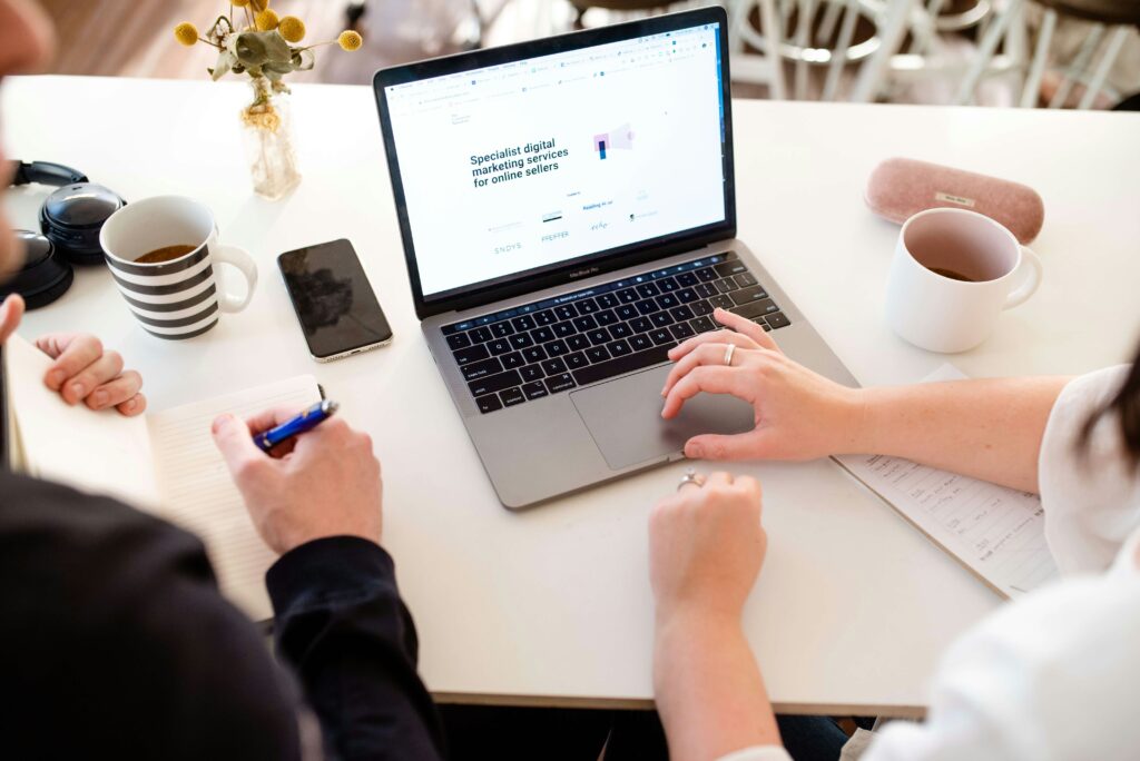 Equipo de marketing en México revisando una estrategia de SEO y búsqueda con IA en una laptop