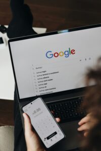 Persona usando laptop con Google Search abierto