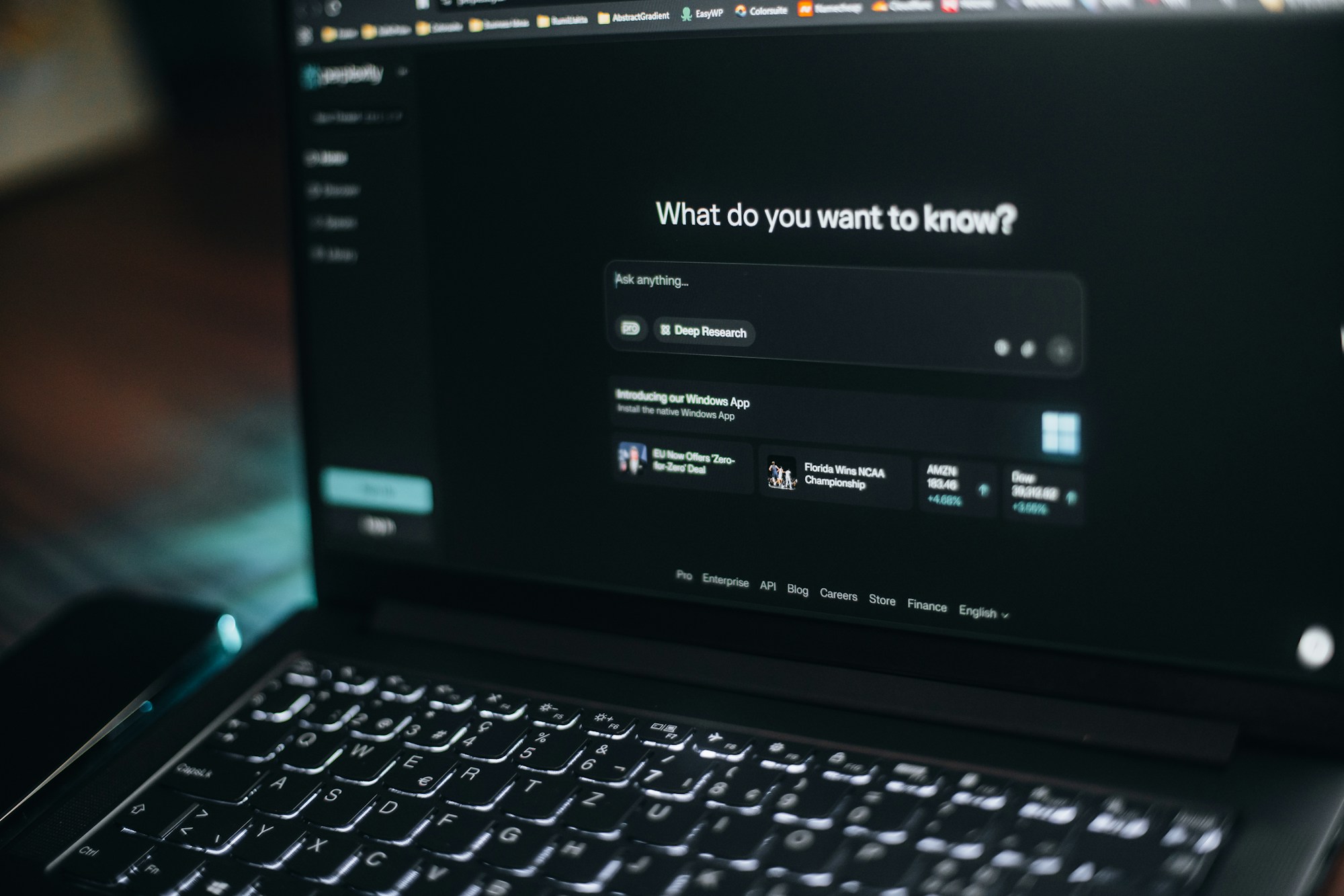 Laptop abierta en una herramienta de búsqueda/IA (referencia visual)