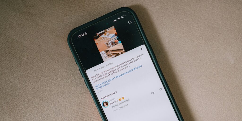 Teléfono mostrando contenido de redes sociales