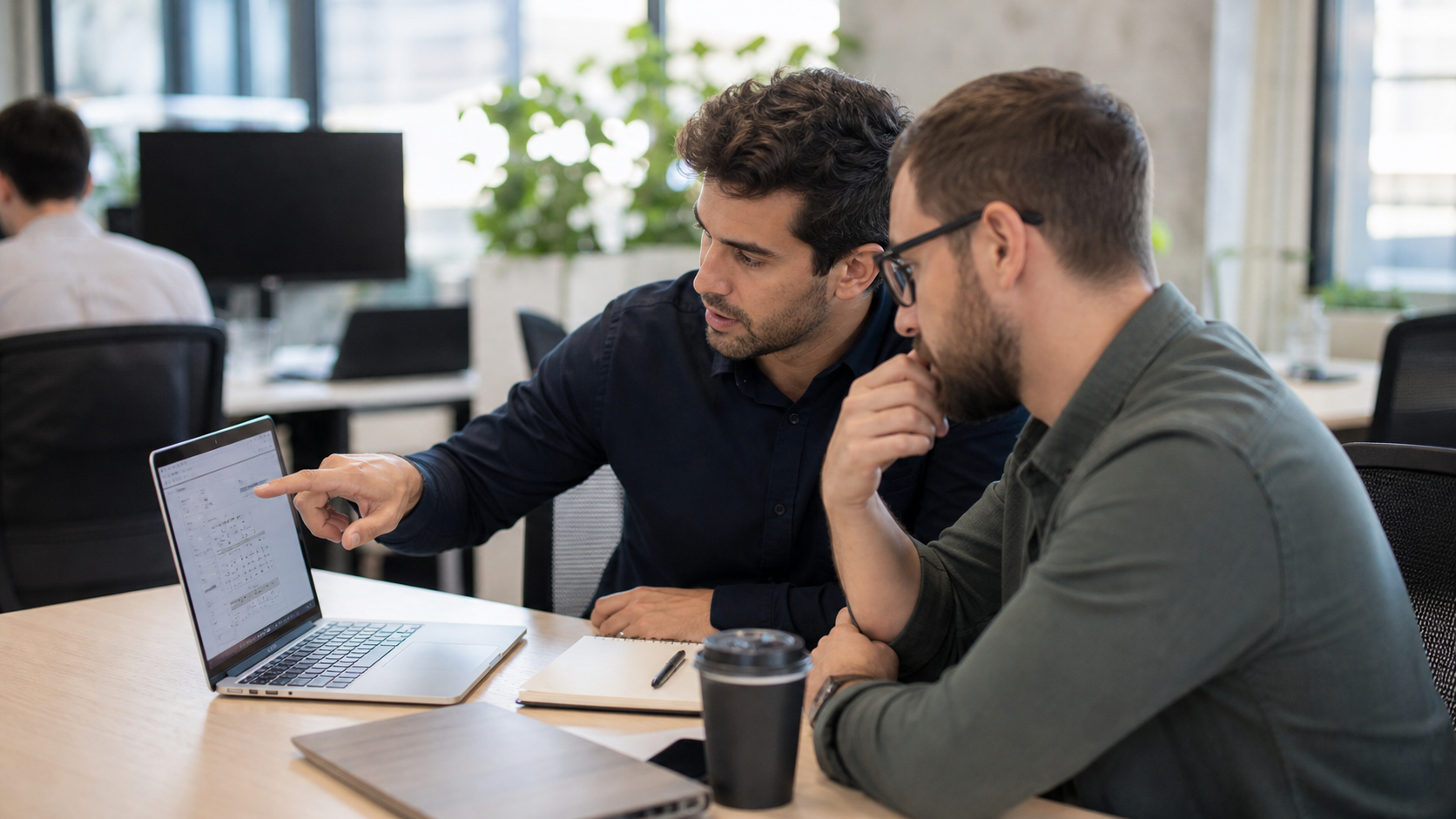 Especialistas técnicos revisando estructura, rastreo e indexación de un sitio web.