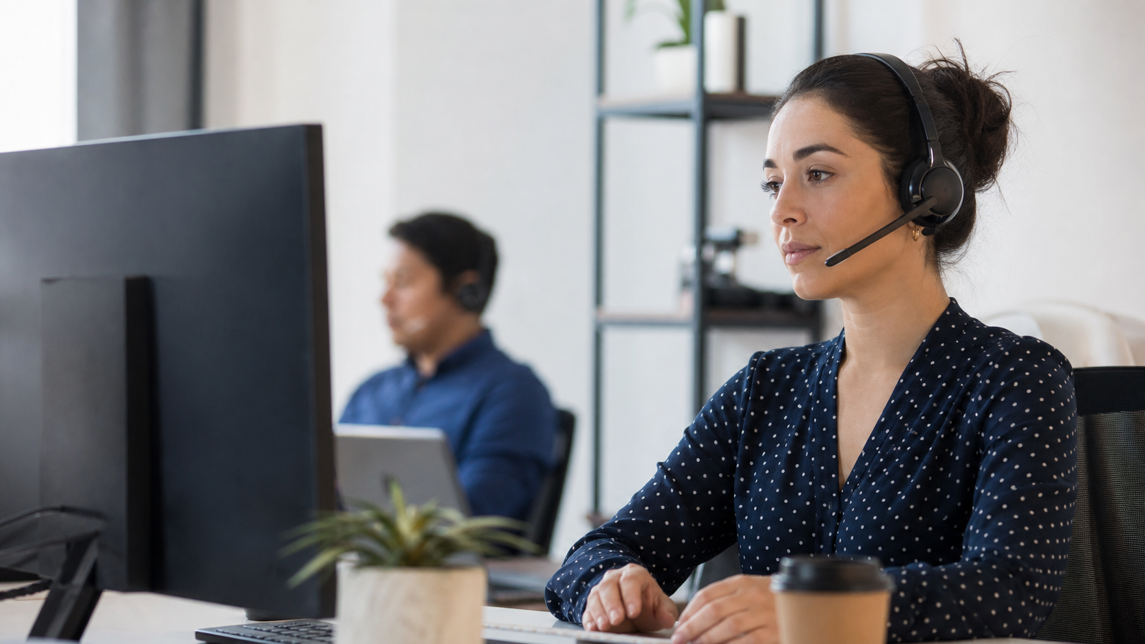 Imagen editorial sobre cómo automatizar la atención al cliente con ia sin perder el trato humano