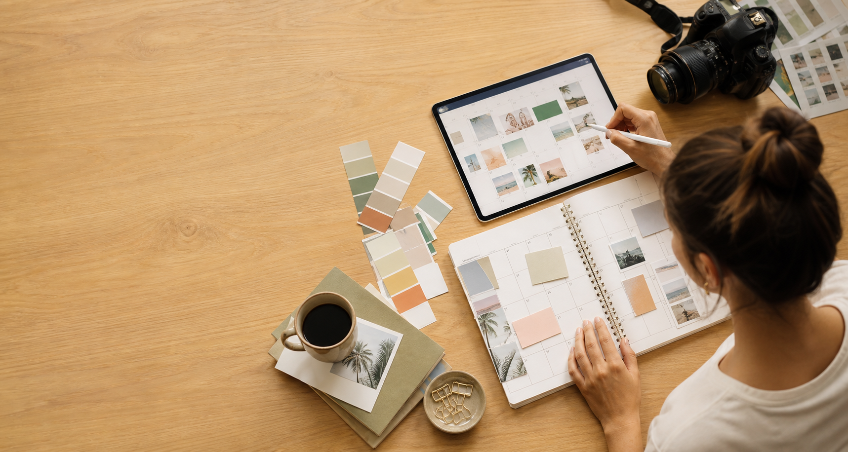 Especialista planeando un calendario editorial mensual para redes sociales