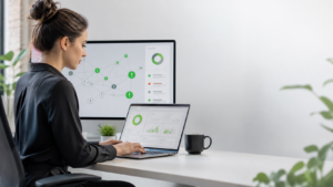 Especialista revisando una auditoría SEO técnica en una laptop