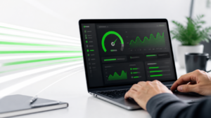 Profesional optimizando el rendimiento de un sitio web en una laptop